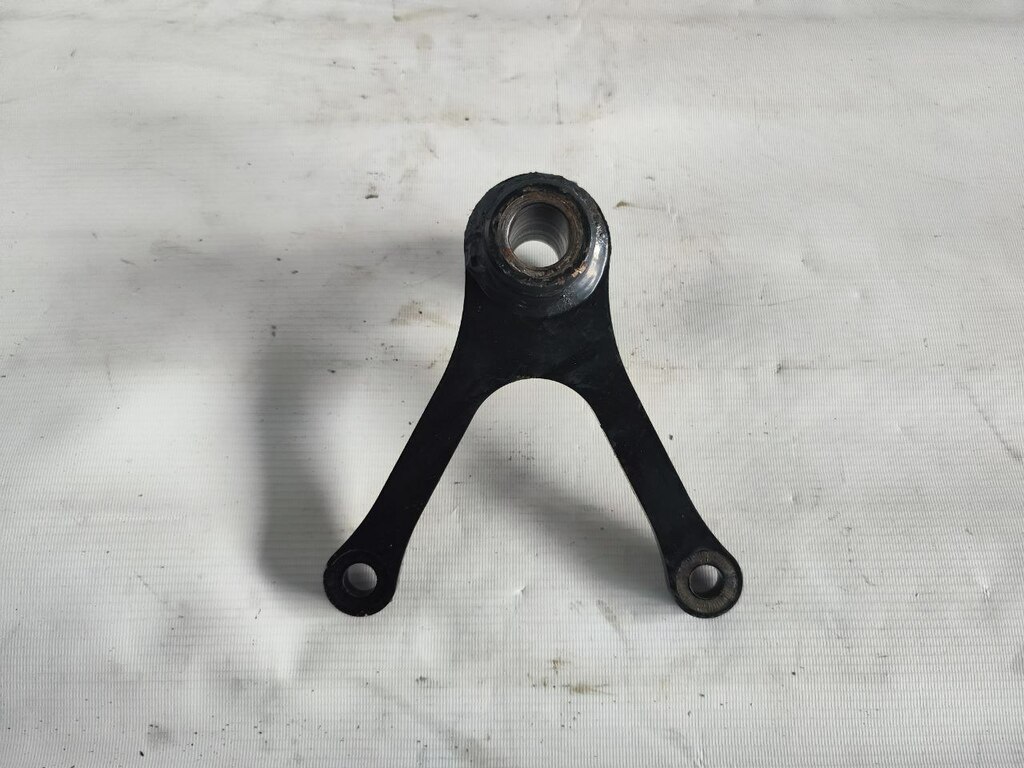 кронштейн цилиндра подъема кабины б/у - 1